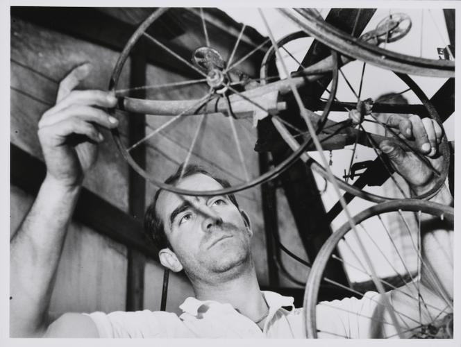 Jean Tinguely, impasse Ronsin, à Paris, au début des années 1960.