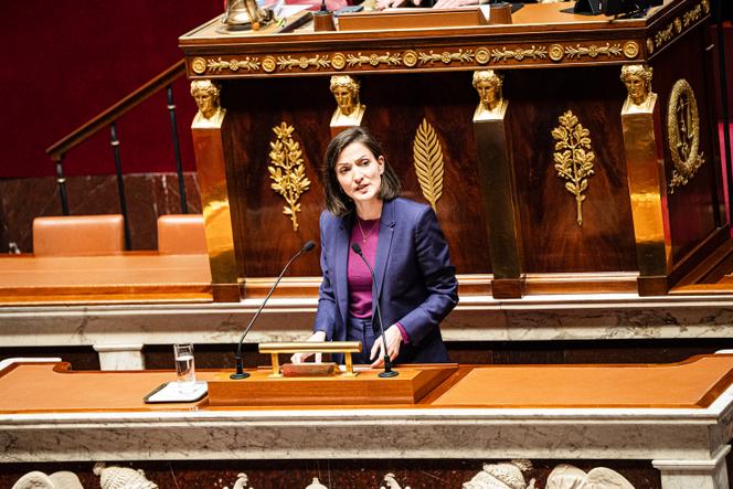 Marie-Charlotte Garin (ecologistas, Rhône), repórter do projeto de lei que visa modificar a definição criminal de estupro e agressão sexual, na Assembléia Nacional, em 1º de abril de 2025.