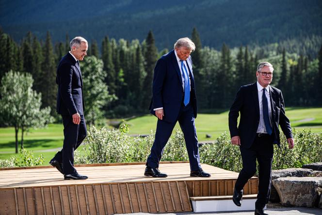 Le premier ministre canadien, Mark Carney, le président américain, Donald Trump, et le premier ministre britannique, Keir Starmer, au sommet du G7 à Kananaskis (Canada), le 16 juin 2025.