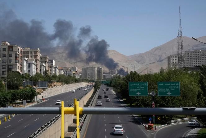 Une installation de stockage de pétrole après qu’elle a été touchée par une frappe israélienne samedi, à Téhéran, Iran, lundi 16 juin 2025. 