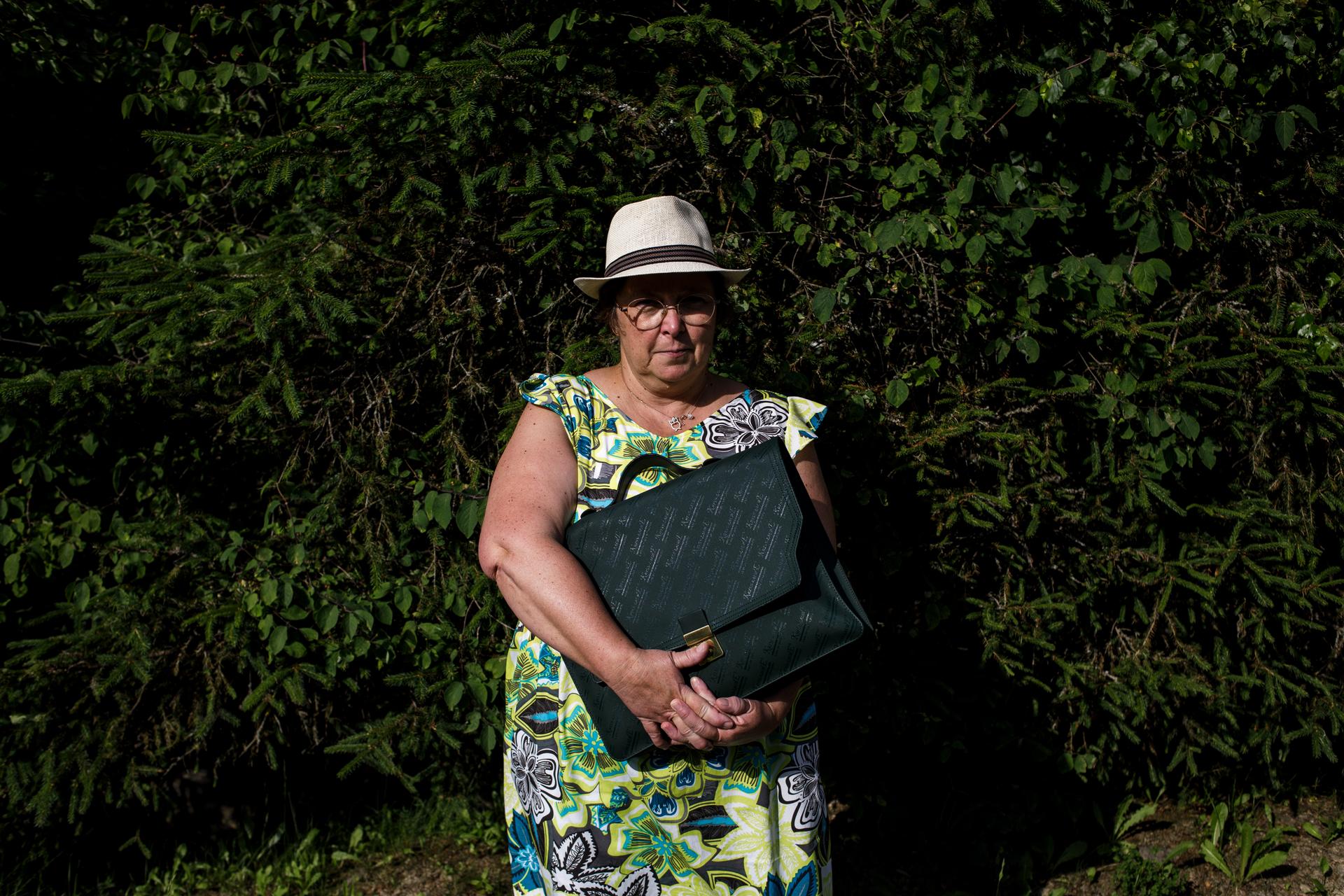 Michèle Payet pose avec sa mallette dans laquelle sont regroupés tous ses documents importants et souvenirs numérisés en cas d’évacuation, dans le hameau de Bionnay, à Saint-Gervais-les-Bains (Haute-Savoie), le 13 juin 2025.