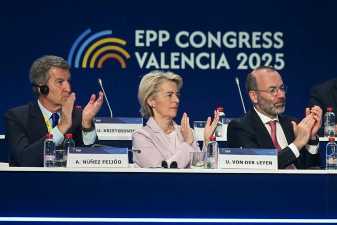 Le chef du Parti populaire (PP) espagnol, Alberto Nuñez Feijoo, la présidente de la Commission européenne, Ursula von der Leyen, et le président du Parti populaire européen (PPE), Manfred Weber, lors du congrès du Parti populaire européen (PPE), à Valence (Espagne), le 30 avril 2025.