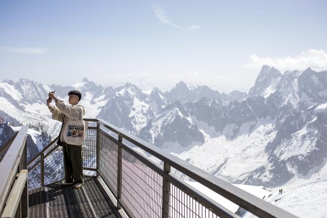 Au sommet de l'aiguille du Midi, à Chamonix-Mont-Blanc (Haute-Savoie), 13 juin 2025.