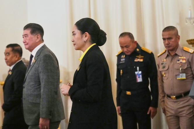 La première ministre thaïlandais Paetongtarn Shinawatra, au centre, quitte le palais du gouvernement à Bangkok, en Thaïlande, après une conférence de presse, le 19 juin 2025.