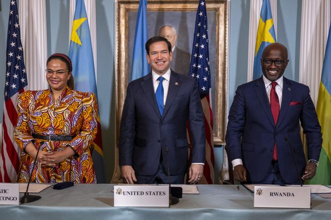 Le secrétaire d’Etat américain, Marco Rubio (au centre), le ministre rwandais des affaires étrangères, Olivier Nduhungirehe (à droite) et la cheffe de la diplomatie congolaise Thérèse Kayikwamba Wagner (à gauche) le 25 avril 2025, à Washington.