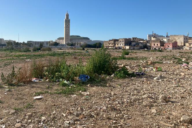 Vue de la mosquée Hassan II de Casablanca depuis l’ancien quartier de Derb Soufi, détruit pour permettre de tracer la future Avenue royale.