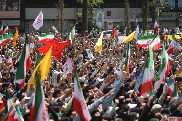 Des fidèles iraniens condamnent les attaques israéliennes de plusieurs villes d’Iran, après la prière du vendredi à Téhéran, Iran, vendredi 20 juin 2025.