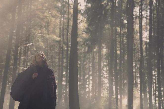 Elisabeth Moss (June Osbourne/DeFred) dans la saison 6 de la série « La Servante écarlate », créée par Bruce Miller.