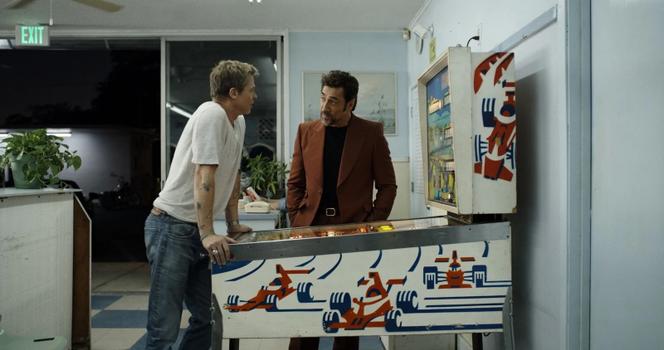 Brad Pitt (Sonny Hayes) et Javier Bardem (Ruben Cervantes) dans « F1 », de Joseph Kosinski.