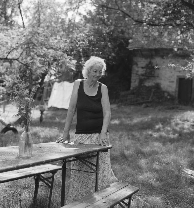 Arrivée d’Amsterdam avec ses enfants il y a trente et un ans, Annelies van der Eijk est désormais installée au Moulin Begeot, dans un hameau isolé de Haute-Saône, sur le plateau des Mille Etangs. Ici, le 13 juin 2025.
