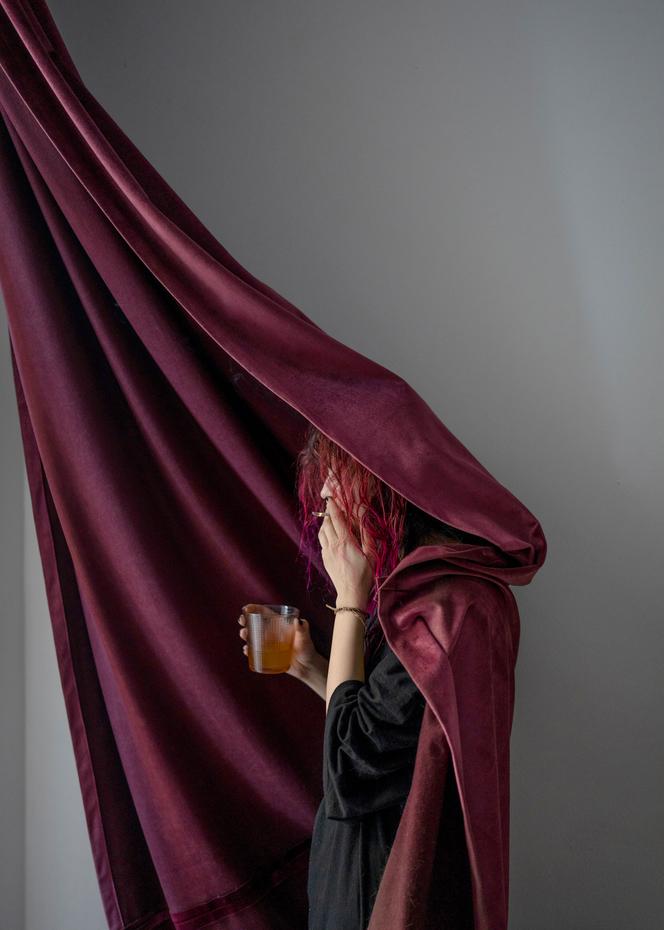 Elnaz, 27 ans, à Téhéran, le 14 juin 2025. « J’attends de ce qui va se passer. Rien n’est prévisible ici, et la seule chose que j’ai apprise en vivant dans ce pays, c’est qu’il faut s’adapter, que cela nous plaise ou non. Tout peut arriver. (…) Je me suis préparée à des jours encore plus sombres. Dans mes rêves, je vois les choses empirer : coupures d’électricité, pénuries d’eau, absence de réseau cellulaire, impossibilité de se retrouver. Si c’est la guerre, je suis prête à l’affronter, parce que je crois toujours qu’un jour meilleur viendra. »