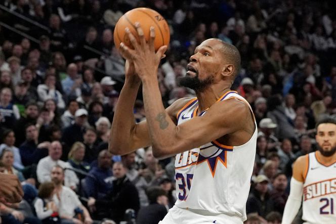 Kevin Durant sous le maillot des Phoenix Suns, le 28 mars 2025, lors d’un match à Minneapolis, (Minnesota) face aux Timberwolves.