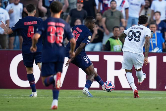 O centro-avançado de Botafogo Igor Jesus marca contra o PSG, quinta-feira, 19 de junho de 2025, em Rose Bowl, em Pasadena (Califórnia), durante a segunda reunião da fase do grupo da Copa do Mundo do Clube.