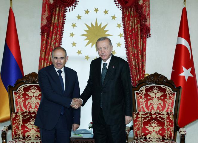Le premier ministre arménien, Nikol Pachinian, et le président turc, Recep Tayyip Erdogan, à Istanbul, le 20 juin 2025.