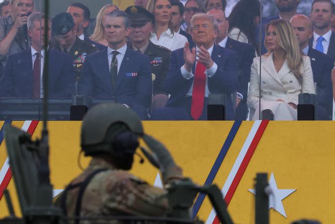 Donald et Melania Trump, ainsi que le secrétaire américain à la défense, Pete Hegseth, lors des célébrations du 250ᵉ anniversaire de l’armée américaine, à Washington, le 14 juin 2025.