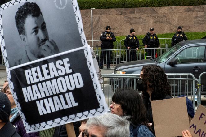 Os policiais do DHS se destacam enquanto os manifestantes participam de uma manifestação organizada por ativistas judeus contra a detenção dos agentes do gelo do ativista palestino e do estudante de pós -graduação da Universidade de Columbia, Mahmoud Khalil, na cidade de Nova York, março de 2025. 