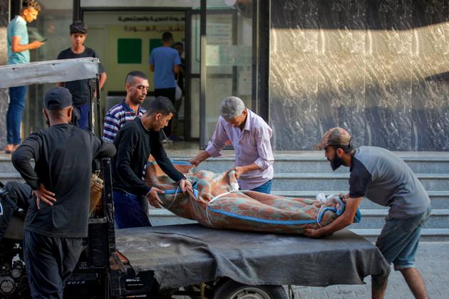 A l’extérieur de l’hôpital Al-Awda dans, le camp de Nousseirat, après que plusieurs Palestiniens ont été tués alors qu’ils se dirigeaient vers un centre de distribution de nourriture, dans le centre de Gaza, le 20 juin 2025.