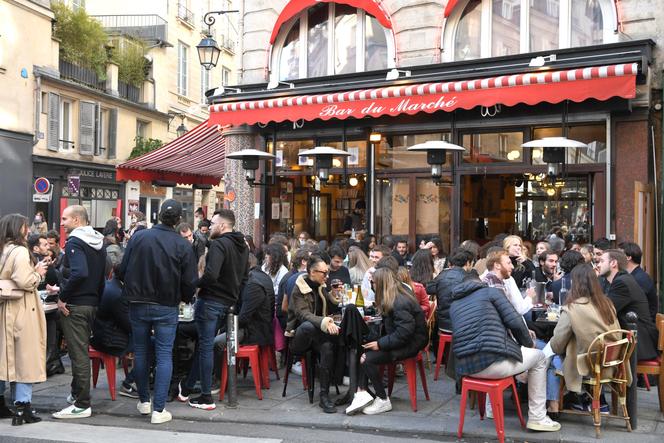 Des clients à la terrasse d’un bar restaurant, à Paris, le 19 mai 2021.
