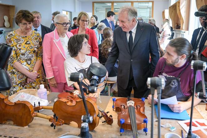 Le premier ministre, François Bayrou, lors de la visite de l’école nationale de lutherie, à Mirecourt (Vosges), le 20 juin 2025.