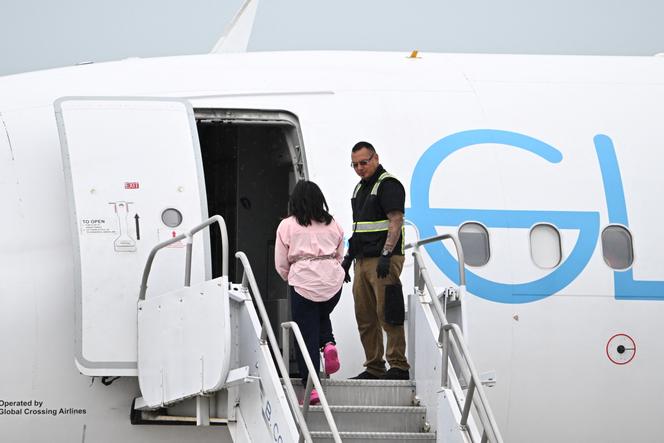 Une migrante transférée par l’administration Trump embarque dans un vol à Gary, près de Chicago (Etat de l’Indiana), le 20 juin 2025.