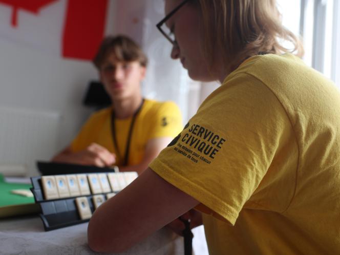 Lors d’un service civique, dont la mission est d’aller à la rencontre des personnes isolées, à Armentières (Nord), le 21 août 2024.