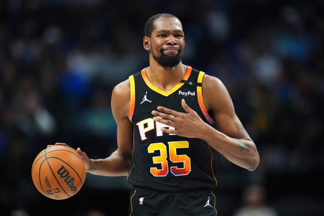 Kevin Durant, com a camisa de Phoenix Suns em 9 de março de 2025, em Dallas (Estados Unidos).