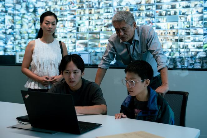 En haut à droite, Lee Kang-sheng, interprétant le personnage de Lao Wu dans le film « Stranger Eyes », de Yeo Siew Hua.