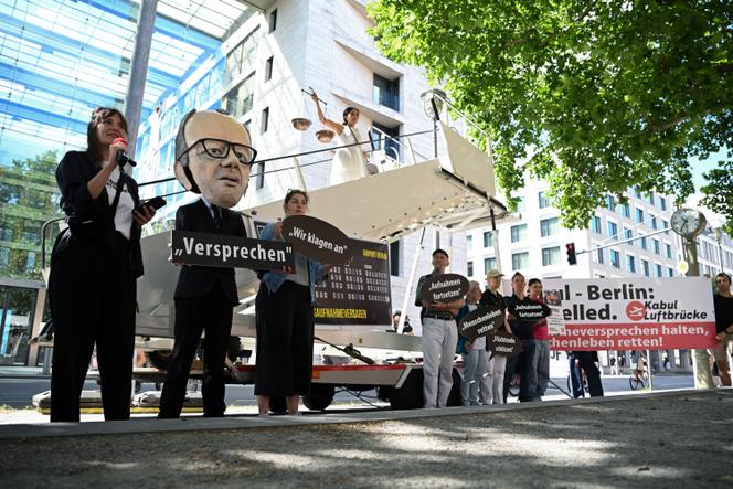 Des militants lors d’une action de protestation symbolique visant à demander la poursuite de la délivrance de visas aux Afghans vulnérables en Allemagne, à Berlin, le 20 juin 2025. 