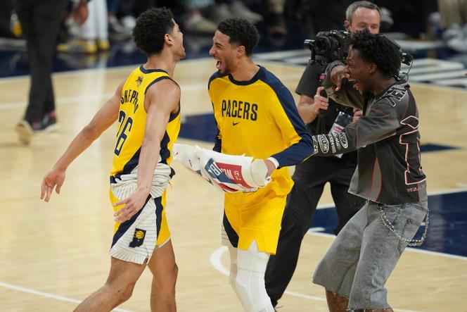 Os jogadores do Pacers de Indiana, Ben Sheppard (à esquerda) e Tyrese Haliburton, estão se parabenizando, quinta -feira, 19 de junho, durante a partida contra o Oklahoma City Thunder, em Indianápolis.