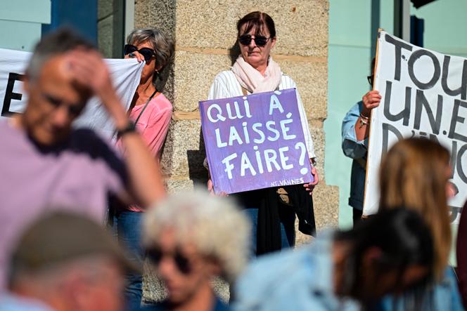 Une manifestation de soutien aux victimes de l’ancien chirurgien Joël Le Scouarnec, devant le tribunal de Vannes, le 19 mai 2025.