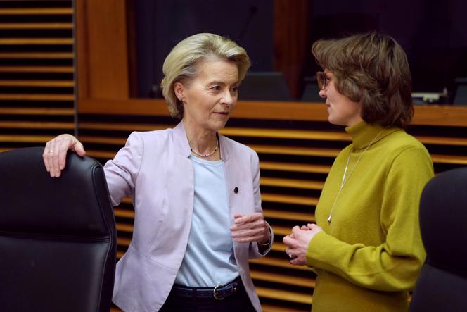 O presidente da Comissão Europeia, Ursula von der Leyen (à esquerda), conversou com o comissário do meio ambiente, Jessika Roswall, na sede da instituição, em Bruxelas, em 5 de fevereiro de 2025.