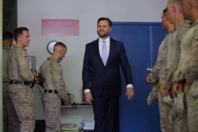 Le vice-président américain, J. D. Vance, rend visite à des marines déployés à Los Angeles, au Wilshire Federal Building, à Los Angeles, le 20 juin 2025.