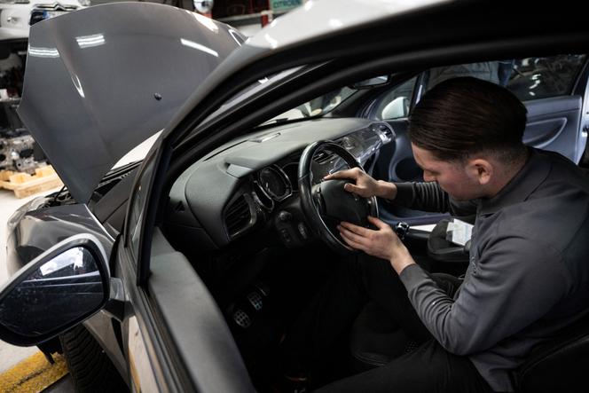 Un mécanicien installe un nouveau module d’airbag dans une voiture après avoir retiré un module d’airbag fabriqué par le fabricant japonais d’airbags Takata, dans un garage à Mulhouse, dans le Haut-Rhin, le 19 février 2025.