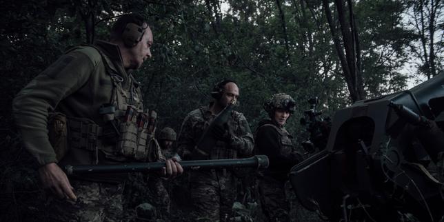 Les artilleurs de la 117ᵉ brigade de défense territoriale de Soumy, sur le front ukrainien, le 19 juin 2025.