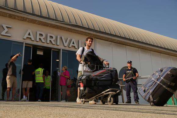 Des personnes évacuées d’Israël arrivent à Limassol, le port principal de Chypre, le 21 juin 2025.