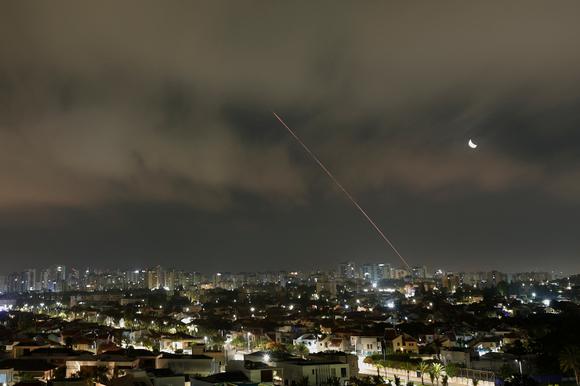 Un misil lanzado desde Irán interceptado en los cielos de Israel, visto desde la ciudad de Ashkelon, el 21 de junio de 2025.