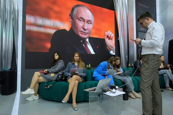 Une retransmission du discours du président russe Vladimir Poutine au Dialogue board économique international de Saint-Pétersbourg, en Russie, le 20 juin 2025.