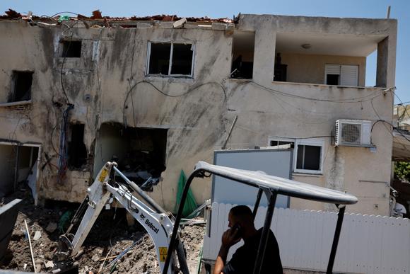 Sur le site d’un bâtiment endommagé lors d’une attaque de drone iranien, à Beit Shean, dans la vallée du Jourdain, le 21 juin 2025.