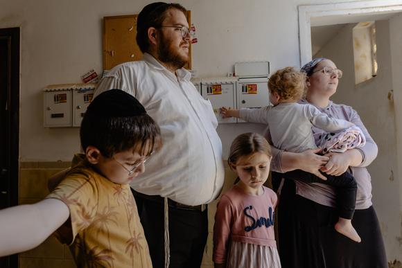 Une famille israélienne lors d’une alerte au missile à Haïfa, le 20 juin 2025.