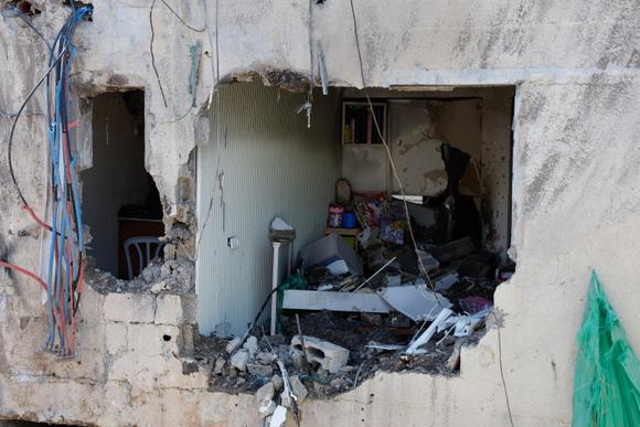 Vue des dégâts à l’intérieur d’un bâtiment endommagé lors d’une attaque de drone iranien à Beit Shean, le 21 juin 2025.
