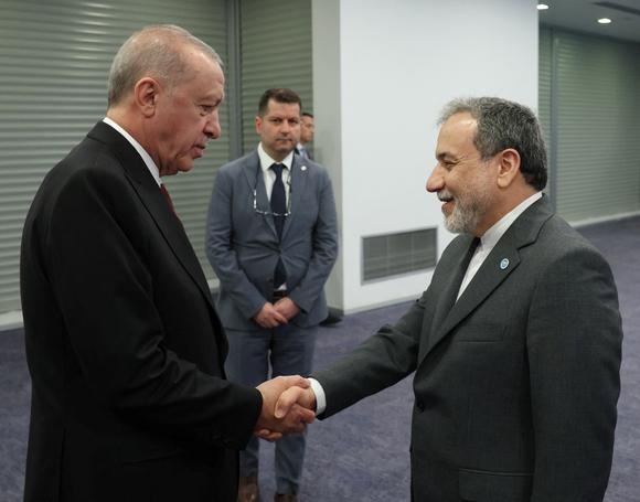 Le président turc, Recep Tayyip Erdogan, rencontre le ministre des affaires étrangères iranien, Abbas Araghtchi, à Istanbul, en Turquie, le 21 juin 2025.