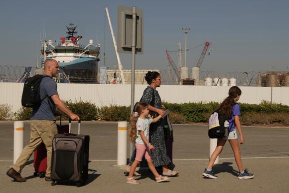 Une famille israélienne à son arrivée au port de Limassol (Chypre), le 21 juin 2025.
