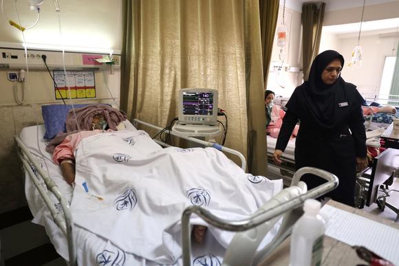 Une femme blessée lors d’une frappe israélienne, à l’hôpital Rasoul Akram, à Téhéran, le 21 juin 2025.