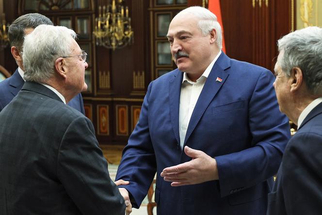 Le président biélorusse Alexandre Loukachenko, deuxième à droite, salue Keith Kellogg, l’envoyé spécial des États-Unis pour l’Ukraine et la Russie, à gauche, lors de leur rencontre à Minsk, en Biélorussie, le samedi 21 juin 2025.