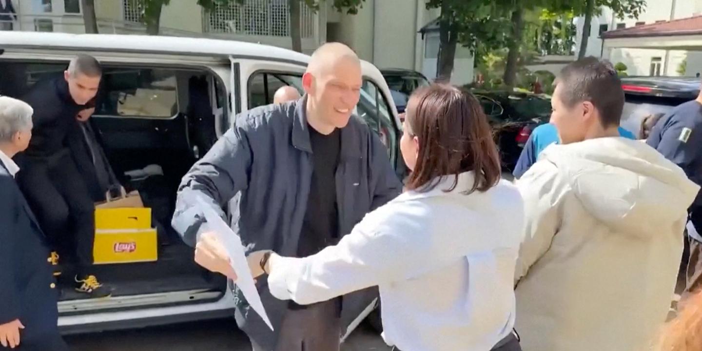 Belarus opposition leader Siarhei Tsikhanouski freed from jail