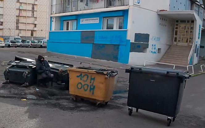 Un guetteur devant le point de deal de la cité des Rosiers, à Marseille, le 28 janvier 2025.