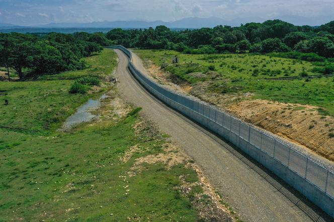Le mur frontalier entre la République dominicaine et Haïti, vu depuis Pedernales (République dominicaine), le 20 juin 2024.