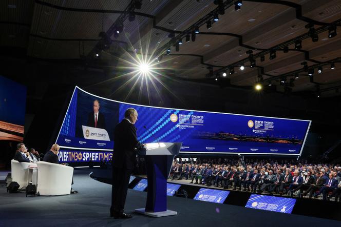 Le président russe, Vladimir Poutine, lors du Forum économique international de Saint-Pétersbourg (Russie), le 20 juin 2025.