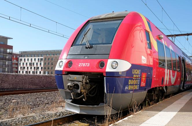 Un TER de la ligne rive droite du Rhône, lors de l’inauguration de cette liaison régionale, à Nîmes, le 28 août 2022.