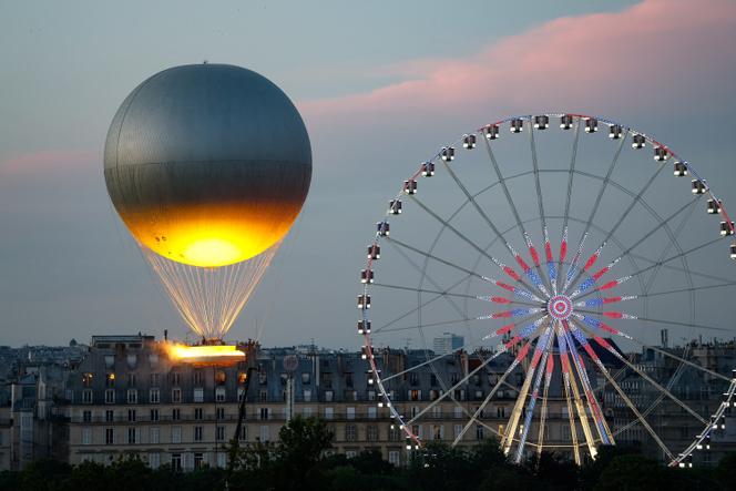 La vasque olympique s’élève à nouveau, à Paris, au soir de la fête de la musique, le 21 juin 2025. REUTERS/Benoit Tessier